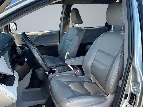 Used 2019 Toyota Sienna XLE FWD image 16