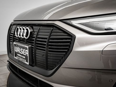 Used 2021 Audi e-tron Premium Plus w/ Premium Plus Package image 3
