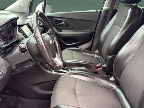 Used 2019 Chevrolet Trax LT w/ LT Convenience Package AWD/4WD image 17