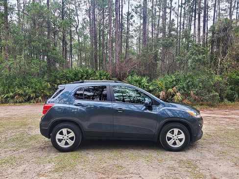 Used 2021 Chevrolet Trax LT w/ LT Convenience Package image 8