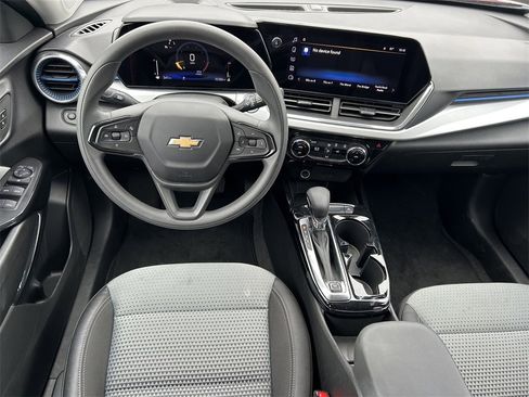 Used 2025 Chevrolet Trax LT image 16