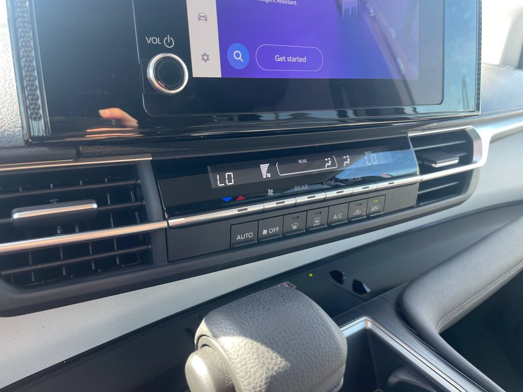 Used 2025 Toyota Sienna LE FWD image 17