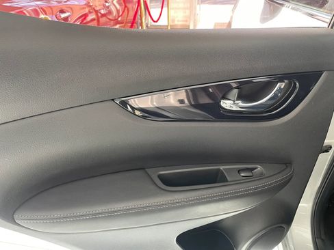 Used 2020 Nissan Rogue Sport SV AWD/4WD image 16