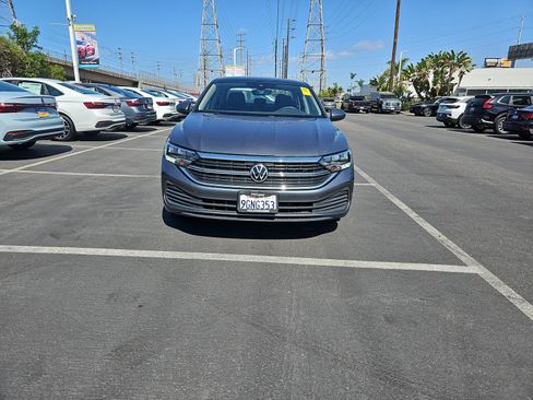 Used 2023 Volkswagen Jetta SE w/ Panoramic Sunroof Package FWD image 2