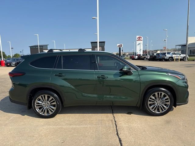 Certified 2025 Toyota Highlander Platinum AWD/4WD image 3