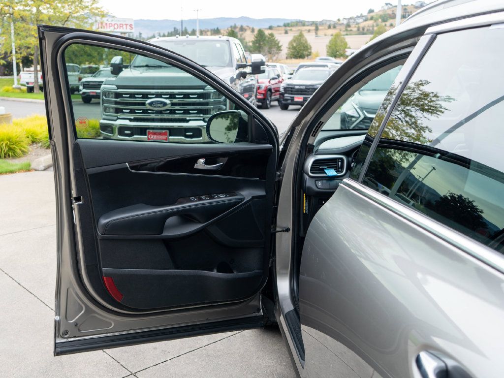 Used 2018 Kia Sorento AWD image 16
