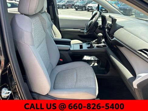 Used 2025 Toyota Sienna LE AWD/4WD image 6