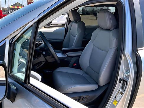 Certified 2025 Toyota Sienna XLE image 8