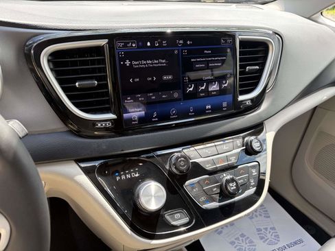 Used 2023 Chrysler Pacifica Touring-L FWD image 11
