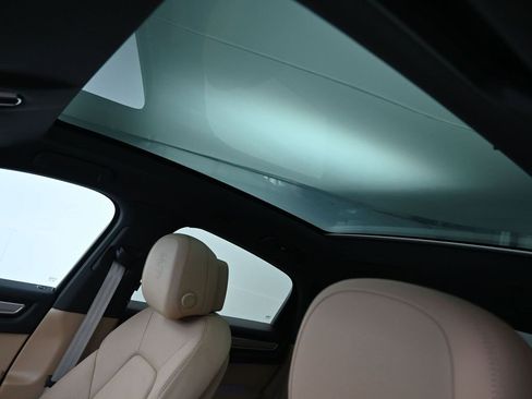 Certified 2022 Porsche Cayenne Platinum Edition image 9