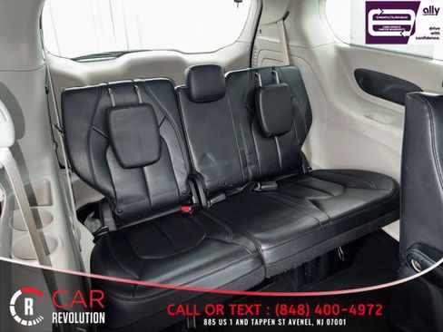Used 2021 Chrysler Pacifica Touring-L image 38