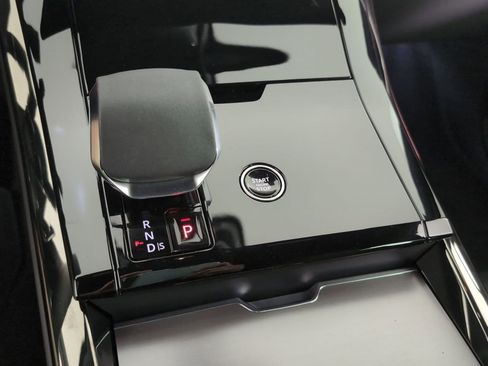 Used 2025 Land Rover Range Rover Sport SE image 17