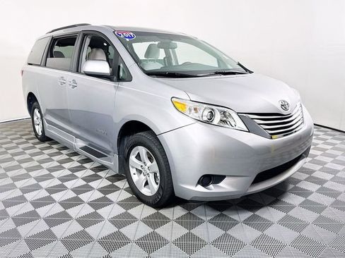 Used 2017 Toyota Sienna LE image 1