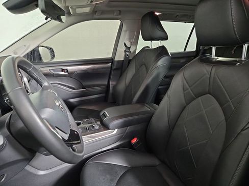 Used 2024 Toyota Highlander Platinum AWD/4WD image 13