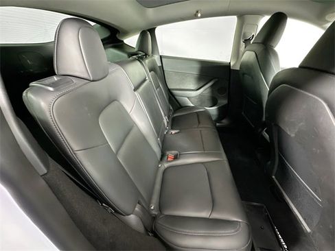 Used 2022 Tesla Model Y Long Range image 24
