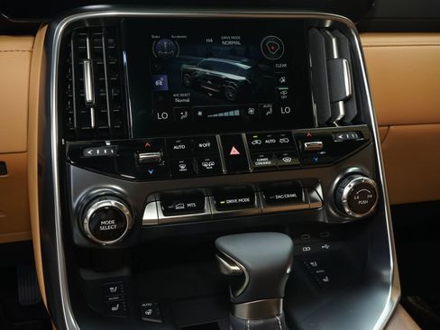 Used 2024 Lexus LX 600 4WD w/ Luxury Package image 20