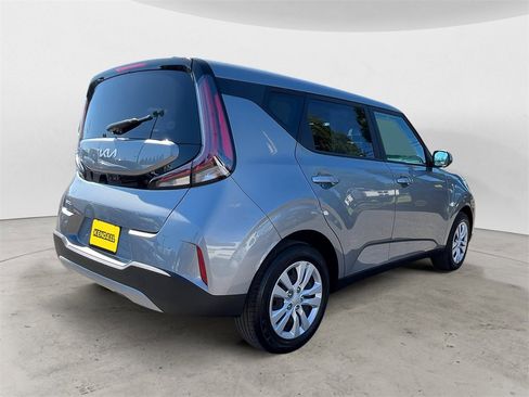 Used 2023 Kia Soul LX image 5