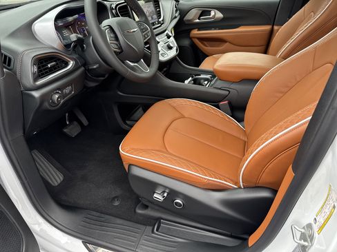 New 2026 Chrysler Pacifica Pinnacle image 16