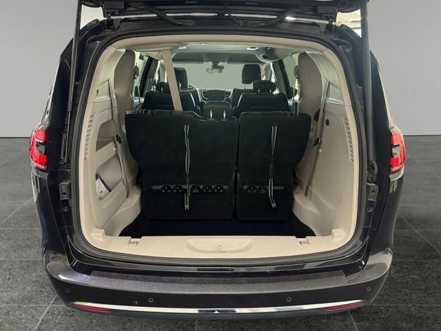Used 2023 Chrysler Pacifica Touring-L FWD image 15