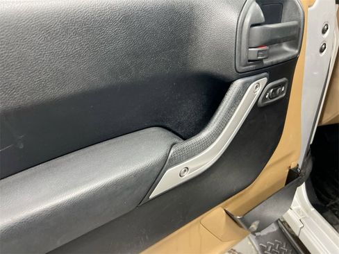 Used 2011 Jeep Wrangler Sahara image 17