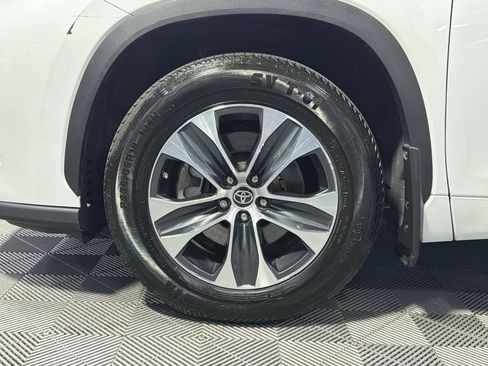 Used 2022 Toyota Highlander XLE AWD/4WD image 11