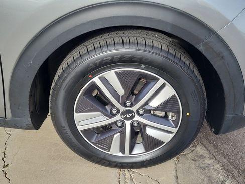 Used 2022 Kia Niro LXS image 8