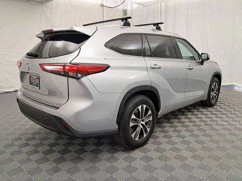 Used 2021 Toyota Highlander XLE FWD image 3
