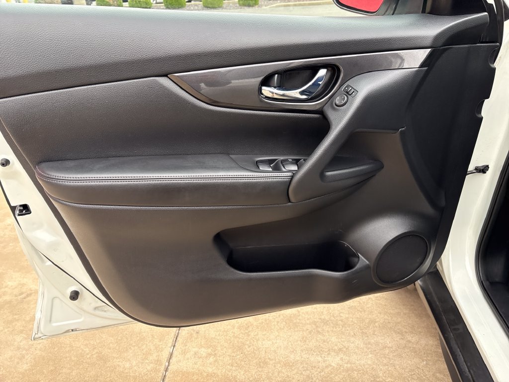 Used 2017 Nissan Rogue SV AWD/4WD image 10
