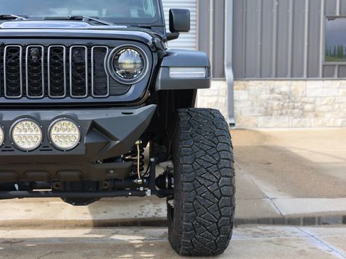 Used 2024 Jeep Gladiator Rubicon w/ Technology Group AWD/4WD image 13