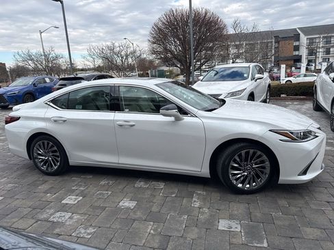 Certified 2024 Lexus ES 300h w/ Luxury Package image 2