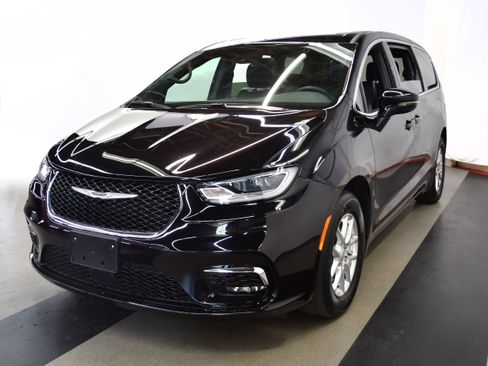 Used 2025 Chrysler Pacifica Select FWD image 4