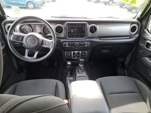 Used 2018 Jeep Wrangler Unlimited Sahara image 2