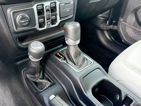Used 2023 Jeep Wrangler Unlimited Sahara AWD/4WD image 18