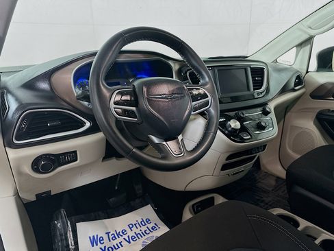 Used 2023 Chrysler Voyager LX image 9