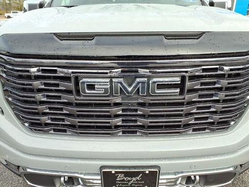 Used 2025 GMC Sierra 1500 Denali Ultimate image 9