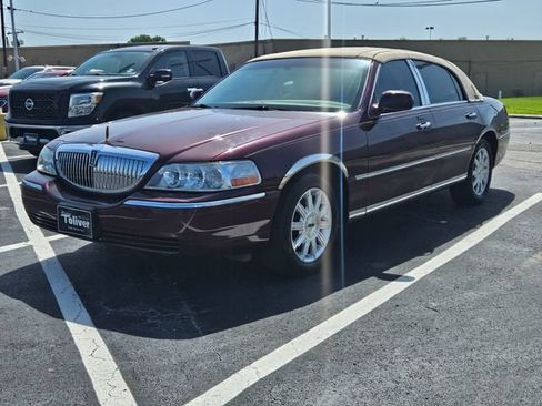 Used 2007 Lincoln Town Car Signature Limited RWD image 2