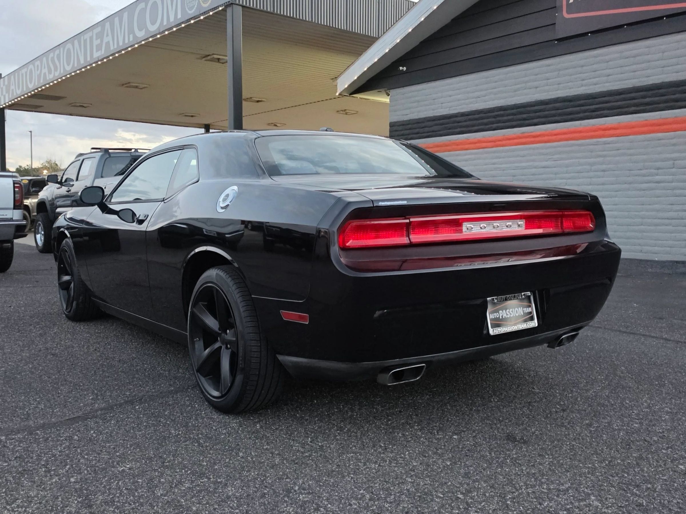 Used 2014 Dodge Challenger SXT RWD image 3