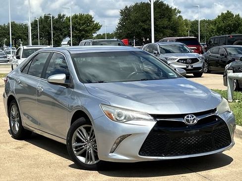 Used 2017 Toyota Camry SE FWD image 2