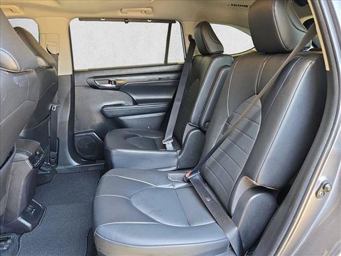 Used 2022 Toyota Highlander XLE FWD image 17
