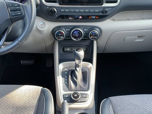 Certified 2022 Hyundai Venue Limited FWD image 22