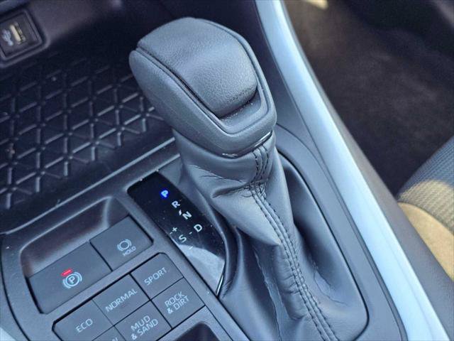 Used 2024 Toyota RAV4 LE AWD/4WD image 33
