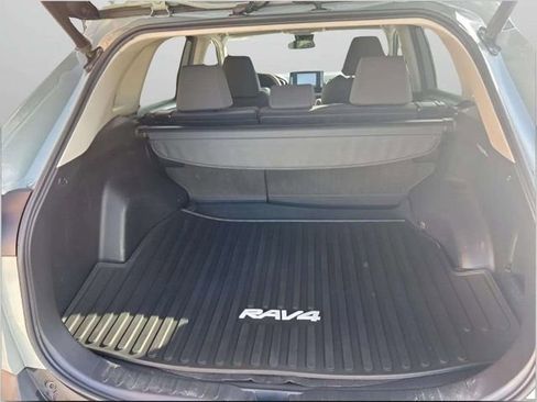 Used 2020 Toyota RAV4 XLE w/ Convenience Package FWD image 14