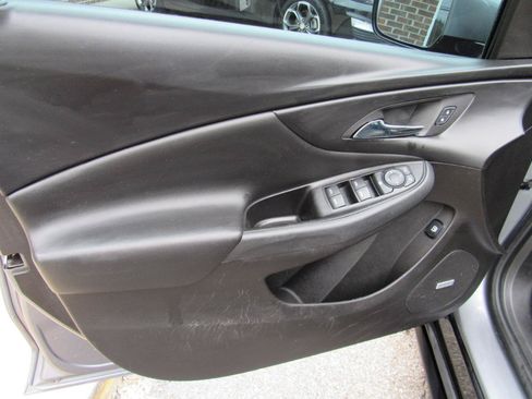 Used 2018 Chevrolet Volt Premier w/ Driver Confidence Package FWD image 15