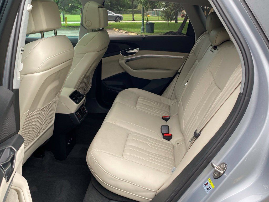 Used 2019 Audi e-tron Prestige w/ Prestige Package AWD/4WD image 18