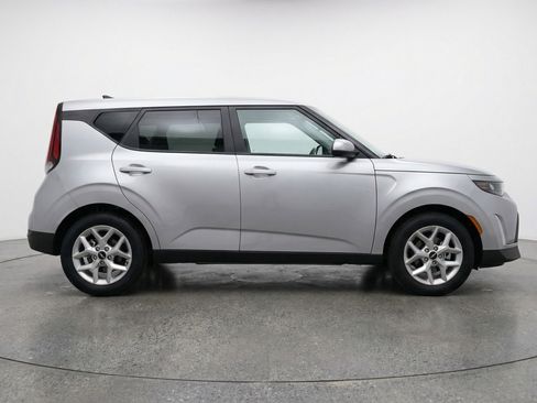 Used 2025 Kia Soul LX w/ LX Technology Package image 11