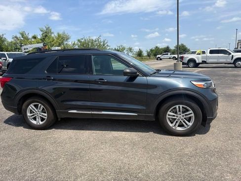 Used 2023 Ford Explorer XLT RWD image 2