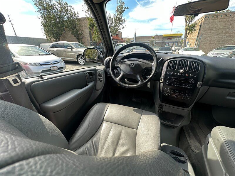 Used 2004 Dodge Grand Caravan SXT w/ Premium Group FWD image 16