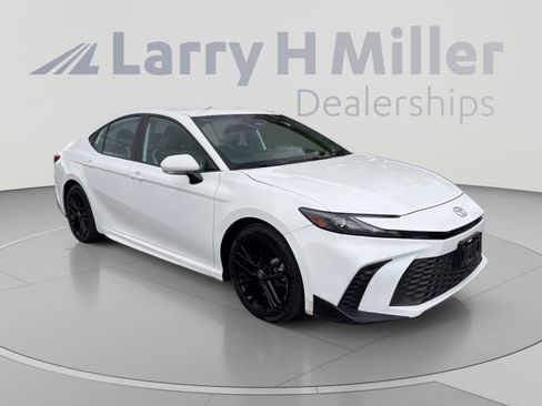 Used 2025 Toyota Camry SE FWD image 7