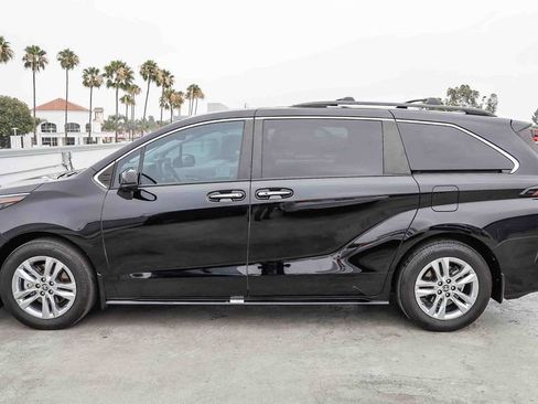 Used 2024 Toyota Sienna XLE w/ XLE Plus Package FWD image 14