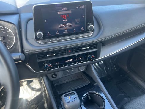 Used 2025 Nissan Rogue SV FWD image 17